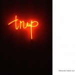 Trup, neon, 2014